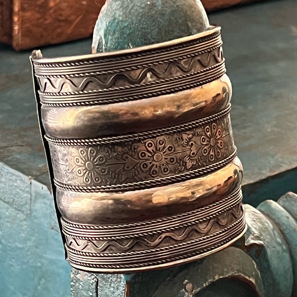 Silver Floral Patterned Bracelet - Picture 4 of 10